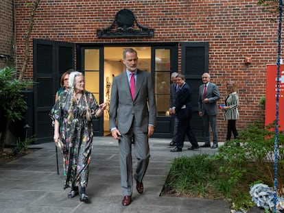 El rey de España Felipe VI camina junto a la poeta Sharon Olds el pasado viernes, durante un evento en el Instituto Cevantes de Nueva York.