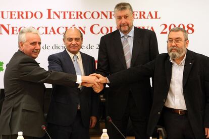 Gerardo Díaz Ferrán, junto al presidente de CEPYME, Jesús Bárcenas, y los secretarios generales de CC OO, José María Fidalgo, y UGT, Cándido Méndez, tras la firma, en diciembre de 2007, del acuerdo interconfederal de negociación colectiva.