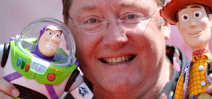 John Lasseter, el alma máter de la factoría Pixar, con dos muñecos de los personajes protagonistas de la saga <i>Toy Story: </i><b>Buzz Lightyear (izquierda) y Woody.</b>