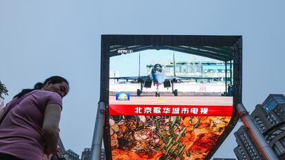 Una pantalla gigante en una calle de Pekín muestra imágenes de las maniobras militares chinas alrededor de la isla de Taiwán.