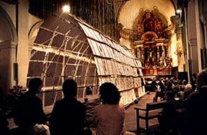 Instalación, realizada por Jesús Galdón en el interior de la iglesia de Sant Felip Neri, con la que se rinde homenaje a Antoni Gaudí.