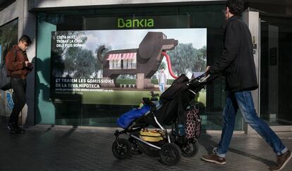 Cartel publicitario para clientes interesados en contratar una hipoteca en una oficina de Bankia en Barcelona.