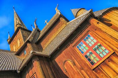 Detalle del exterior de la Lom Stavkyrkje, una iglesia medieval de mediados del siglo XII.