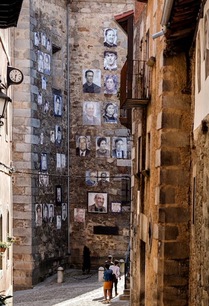 Retratos de los vecinos en una de las calles de Mogarraz.
