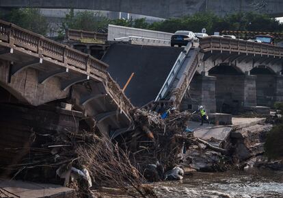 El tifón Doksuri, que recorrió China de sur a norte, dejó hasta la fecha un saldo de al menos 22 muertos y cientos de miles de evacuados, además de provocar lluvias en Pekín de un volumen no visto desde hace 140 años. En la imagen, un puentes colapsado por las fuertes lluvias en Pekín, este viernes.