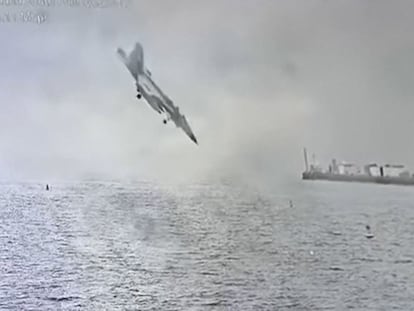 El momento de la caída de un avión militar de la Armada a la bahía de San Diego (Estados Unidos), el 12 de febrero de 2025.