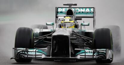 El Mercedes de Nico Rosberg bajo la lluvia en Interlagos.