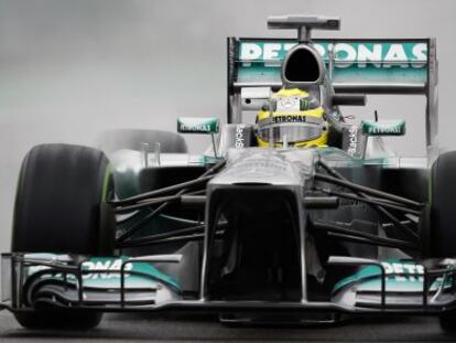 El Mercedes de Nico Rosberg bajo la lluvia en Interlagos. 
