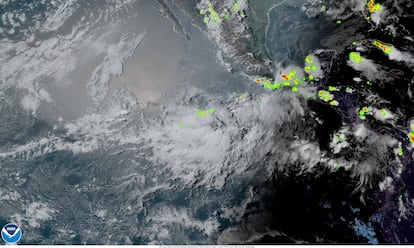 Imagen satelital del ciclón Adrián aproximándose a la costa del Pacífico mexicano