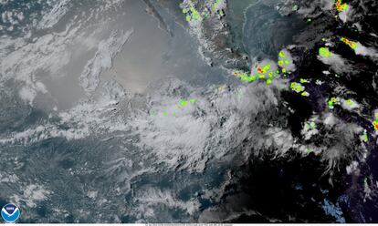 Imagen satelital del ciclón Adrián aproximándose a la costa del Pacífico mexicano