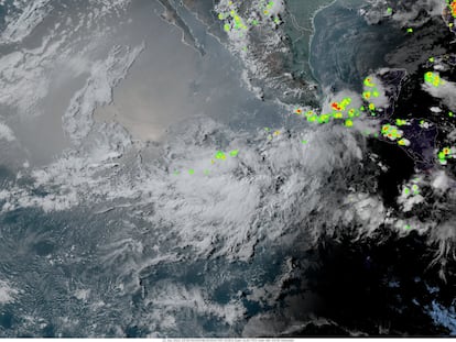 Imagen satelital del ciclón 'Adrián' cerca de las costas del Pacífico mexicano.
