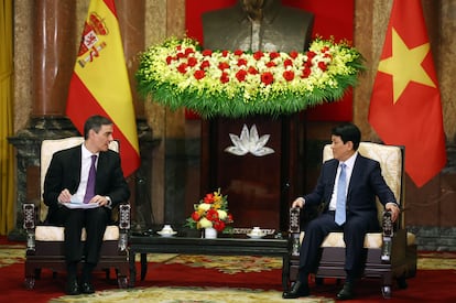 El presidente del Gobierno español, Pedro Sánchez (a la izquierda), se reúne con su homólogo vietnamita, Luong Cuong, en Hanói.
