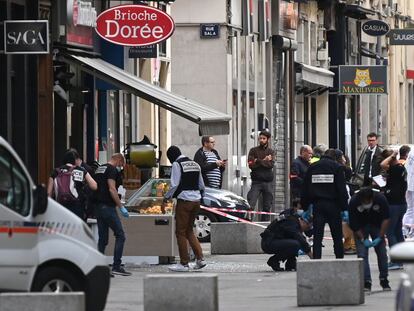 Trece personas, entre ellas una niña de ocho años, resultaron heridas el viernes por la explosión de un artefacto en el centro de Lyon.