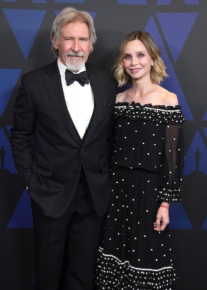 Harrison Ford (77) y Calista Flockhart (54) son una de las parejas más estables de Hollywood. Se conocieron en los Globos de Oro de 2002 y desde entonces son inseparables. Diferencia de edad: 23 años.