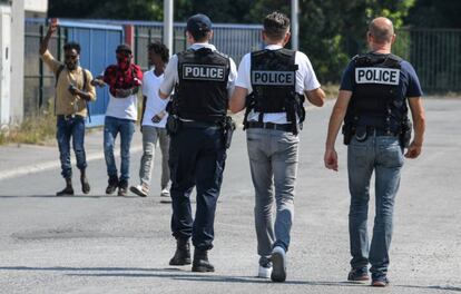 Varios policías en Francia.