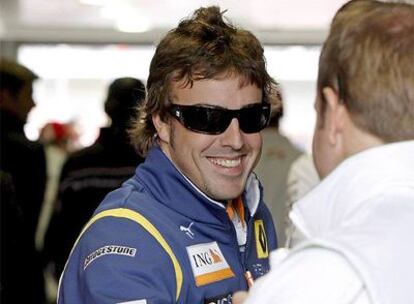 Fernando Alonso charla con Rubens Barrichelo antes del GP de Turquía