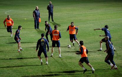 Del Bosque, al fondo, observa el entrenamiento de esta tarde de la selección española en Potchefstroom.