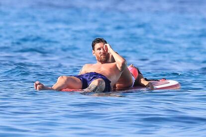 El jugador de fútbol Lionel Messi con su mujer de vacaciones.