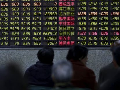 Inversores (o gente que no tiene nada mejor que hacer) mirando un monitor de cotizaciones en Shanghai, China, el 14 de enero de 2016