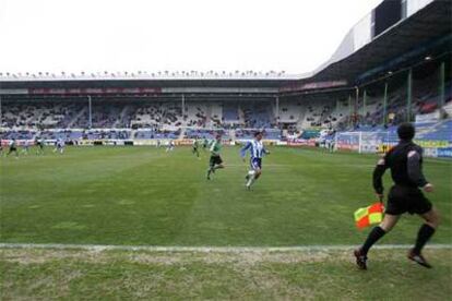 Un momento del partido, en el que se observa el vacío en las gradas del estadio de Mendizorroza.