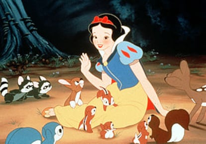 Blancanieves, entre los animales del bosque.