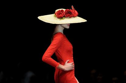 Una modelo durante el desfile de la diseñadora Ángeles Gálvez celebrado en el Salón Internacional de Moda Flamenca, en Sevilla.