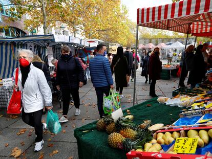 Varios compradores, en un mercado al aire libre en Berlín (Alemania) en octubre pasado.