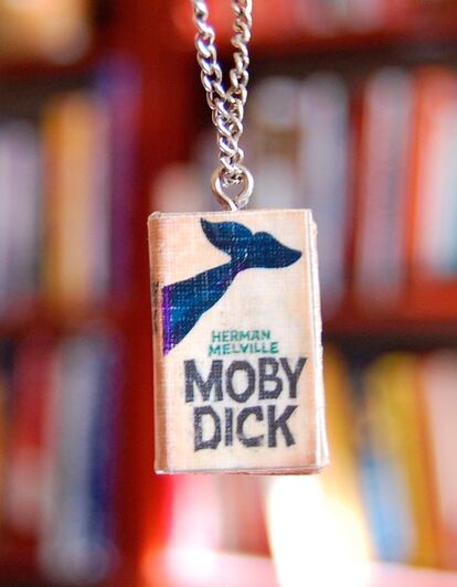 Colgante con una miniatura de la novela Moby Dick (1851), de Herman Melville. Cuesta 18 euros en Etsy.