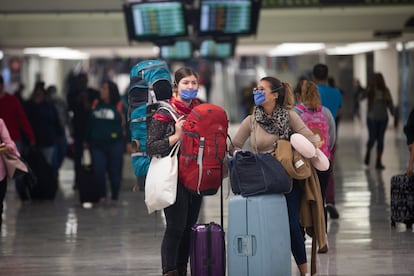 Dos pasajeras, en el aeropuerto de Ciudad de México.