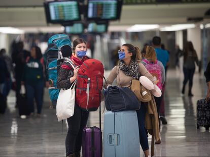 Dos pasajeras, en el aeropuerto de Ciudad de México.