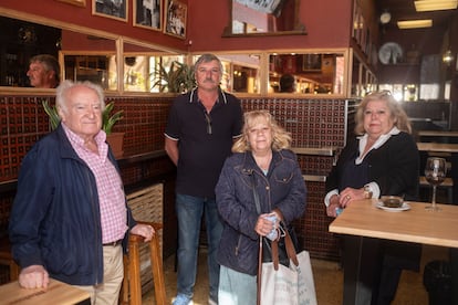 Amadeo, Fani y algunos clientes más asiduos del bar los Caracoles en el centro de Madrid.