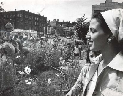 Liz Christy, en 1975, en su jardín comunitario del Lower East Side, actualmente considerado el más antiguo de Nueva York. | 
