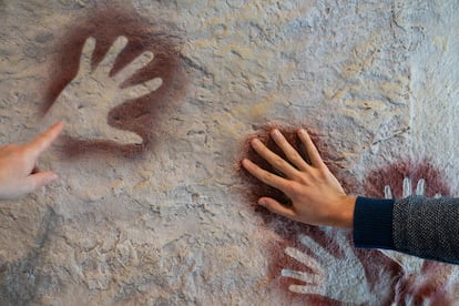 Representación de las manos pintadas en las cuevas prehistóricas de Cantabria.