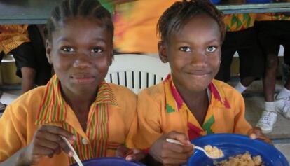 Ni&ntilde;os sierraleoneses en el comedor escolar del poblado de Goedrich. 