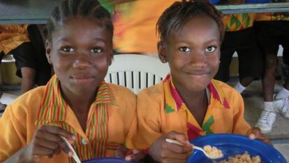 Ni&ntilde;os sierraleoneses en el comedor escolar del poblado de Goedrich. 