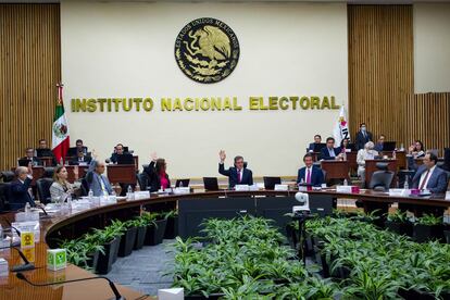 Sesión Extraordinaria del Instituto Nacional Electoral (INE) presidida por Lorenzo Córdova.