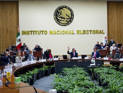 Sesión Extraordinaria del Instituto Nacional Electoral (INE) presidida por Lorenzo Córdova.