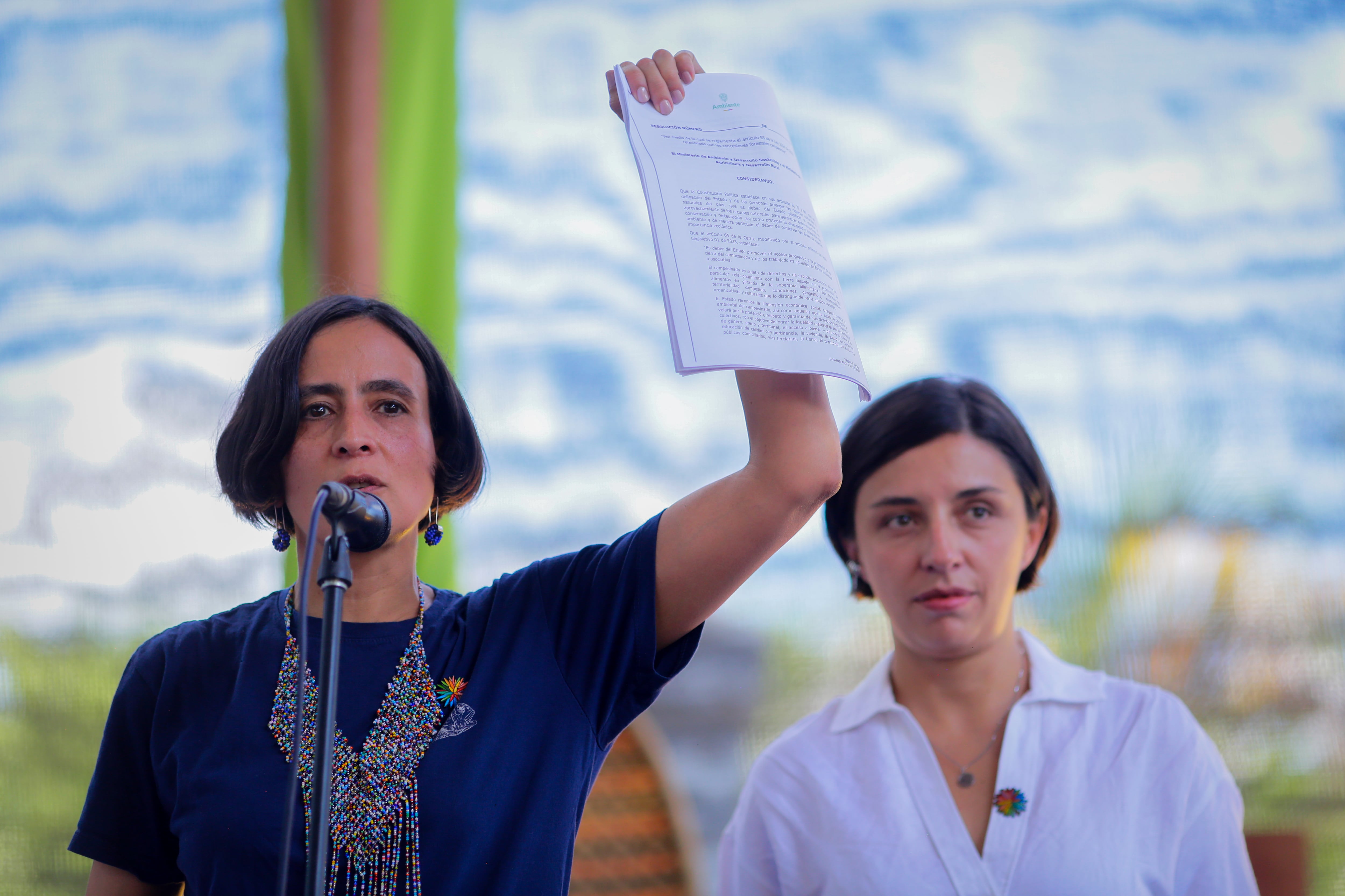 Susana Muhamad, durante la firma del Acuerdo Mapiripán Meta, por el Desarrollo Forestal y la Biodiversidad del municipio de Mapiripán. 