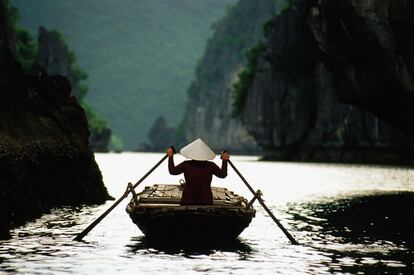 Una embarcación pesquera tradicional en la bahía de Halong, Vietnam.