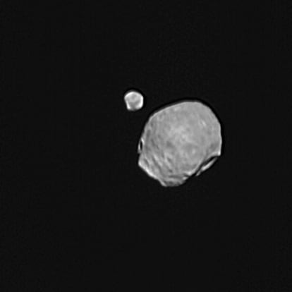 Las dos lunas marcianas (Fobos, la mayor, y Deimos) fotografiadas juntas por la <i>Mars Express</i>.