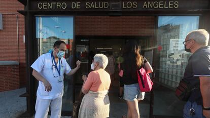 Un médico habla con una paciente en la entrada del Centro de Salud Los Ángeles de Villaverde (Madrid).