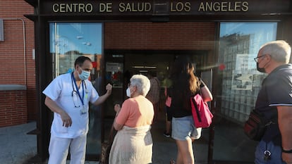 Francisco Javier Amador, médico de familia del Centro de Salud Los Ángeles de Villaverde, en Madrid, frente al ambulatorio a finales de junio de 2021.