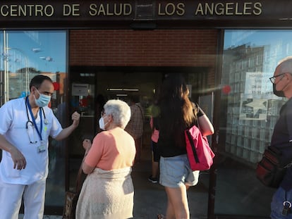 Javier Amador, médico de familia, atiende a los vecinos este miércoles en el centro de salud Los Ángeles de Villaverde (Madrid).