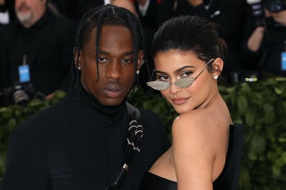 Kylie Jenner a Travis Scott

La hermana menor del clan Kardashian, multimillonaria más joven del mundo según la revista Forbes, quiso honrar a su pareja y padre de su hija, el rapero Travis Scott, con una fiesta de cumpleaños difícil de igualar. Además de alquilar toda una valla publicitaria para felicitarle, la celebración contó con una falsa gasolinera que dispensaba granizados, máquinas de humo, tatuajes gratuitos para los invitados y, como guinda de la tarta, un Lamborghini de más de 300.000 euros.