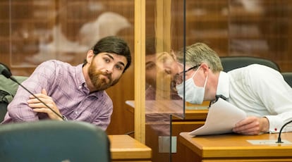 Franco A. (izquierda), junto a su abogado en el juicio que se celebra en Fráncfort.