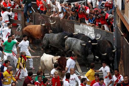 Los toros de la ganadería sevillana durante el octavo y último encierro de los Sanfermines 2018.