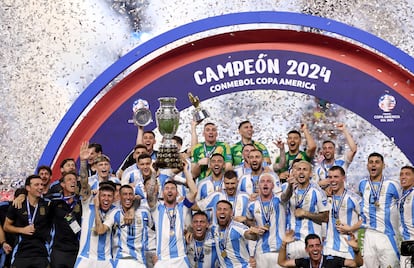 Soccer Football - Copa America 2024 - Final - Argentina v Colombia - Hard Rock Stadium, Miami, Florida, United States - July 15, 2024 Argentina's Lionel Messi lifts the trophy as he celebrates with teammates after winning Copa America 2024 REUTERS/Agustin Marcarian