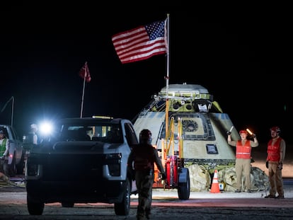 Los equipos de Boeing y de la NASA trabajan alrededor de la nave espacial Starliner, después de que aterrizara sin tripulación