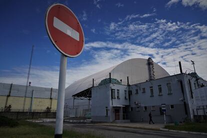 El sarcófaco metálico que cubre el lugar en el que estaba el reactor que sufrió el accidente en 1986 es la mayor estructura móvil jamás construida.