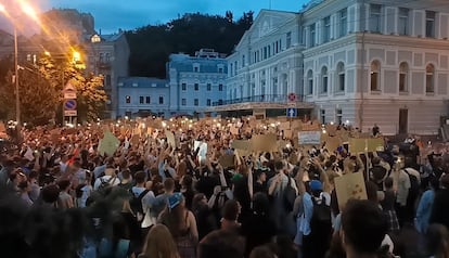 Los manifestantes han continuado la movilización entrada la noche en Kiev.